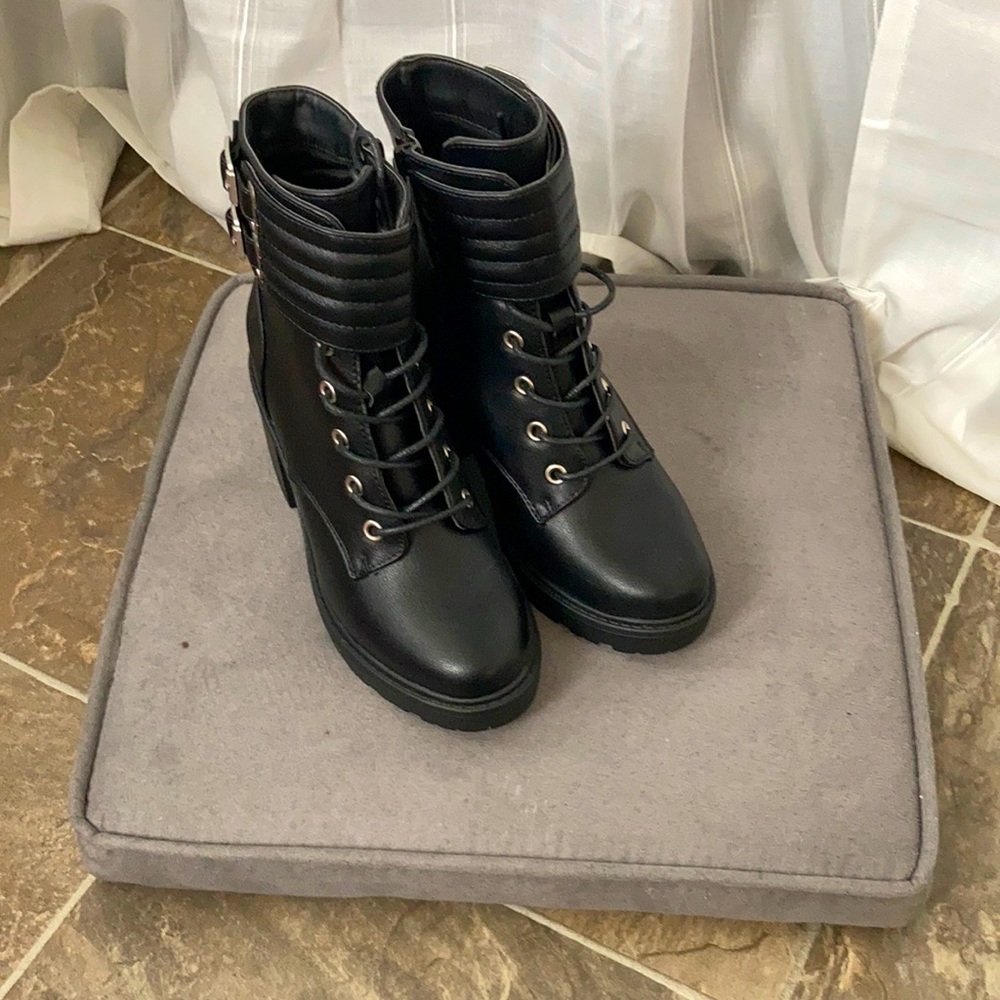 Just fab - sz 5.5, black heeled booties with laces